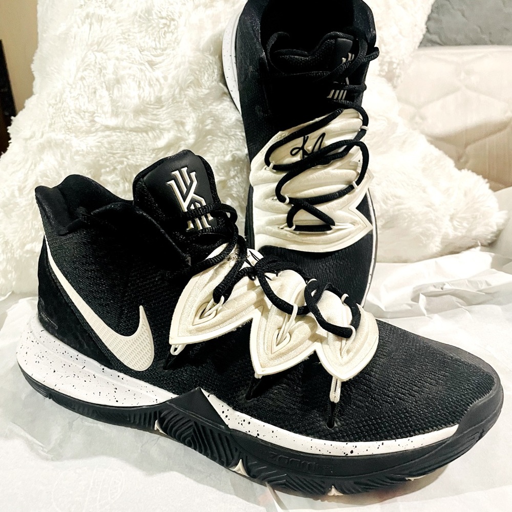 Kyrie 5 men’s size 10 shoes like new!
